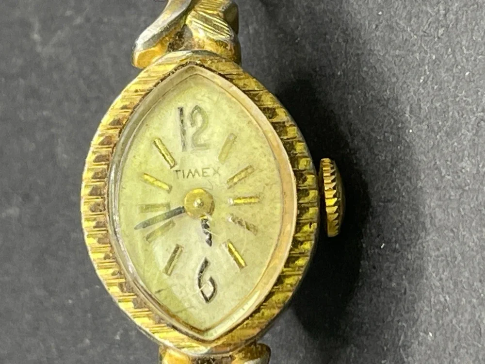 Vintage Timex Watch Women's Gold Tone Round Stretch Band Manual Wind Up 16mm
